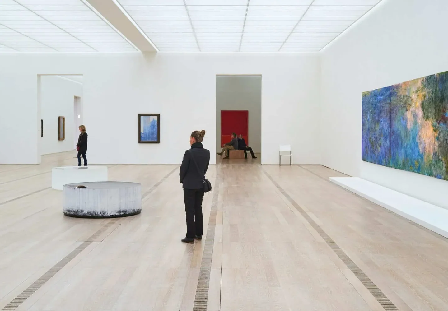 The gallery interior shown on Atelier Meridien’s original website, with paintings in a light-filled exhibition space.